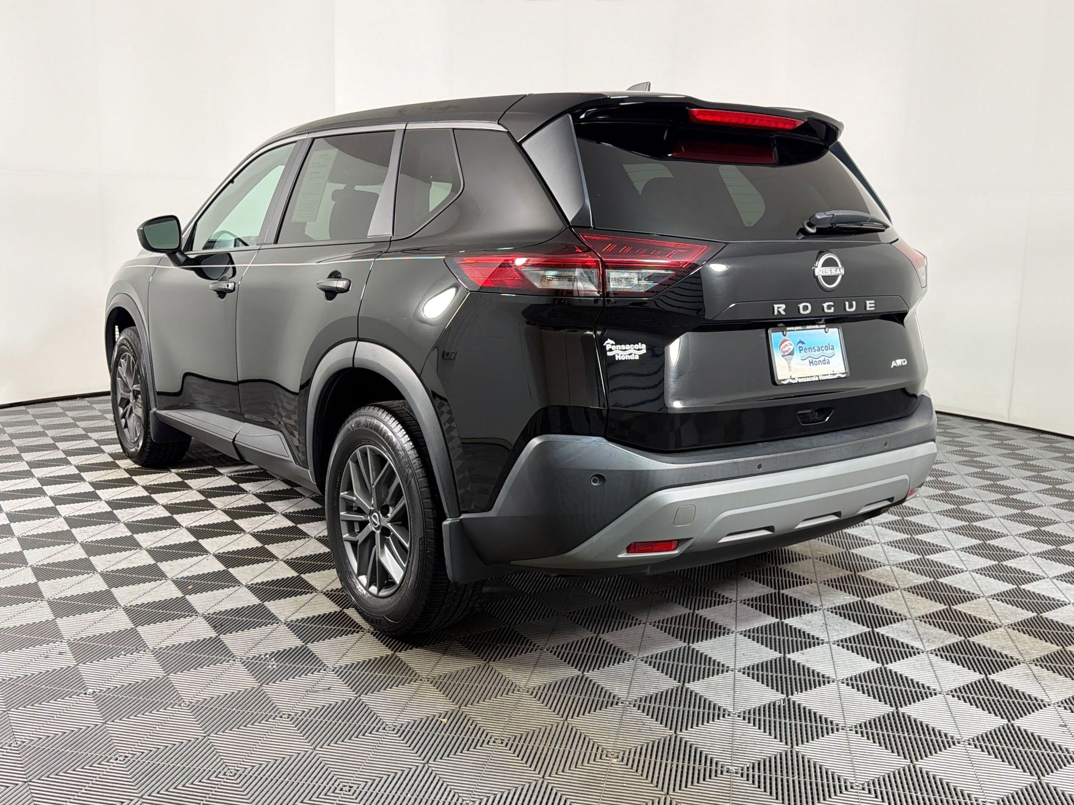 Used 2023 Nissan Rogue S AWD/4WD image 3