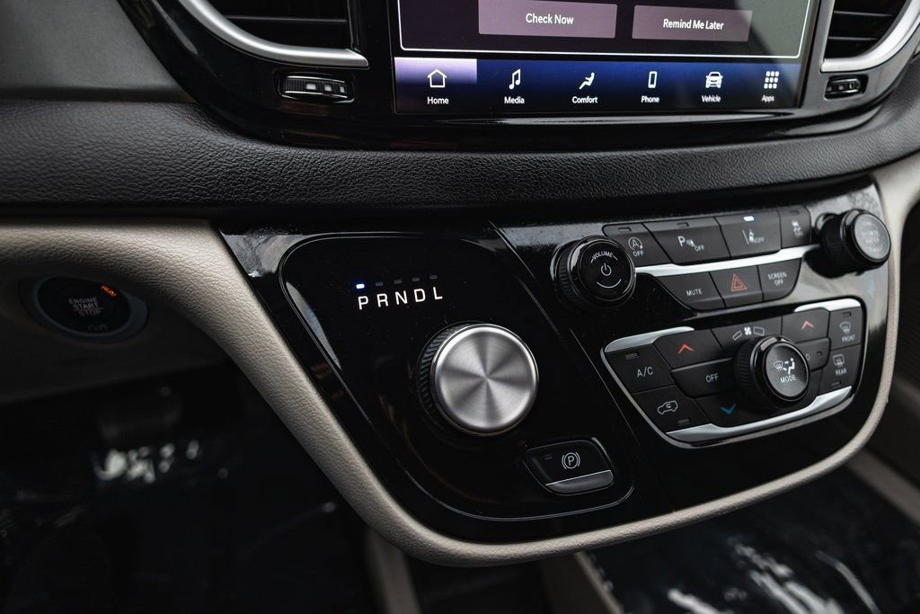 Used 2024 Chrysler Pacifica Touring-L image 16