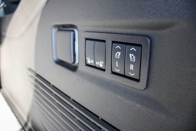 Used 2024 GMC Yukon XL Denali image 12