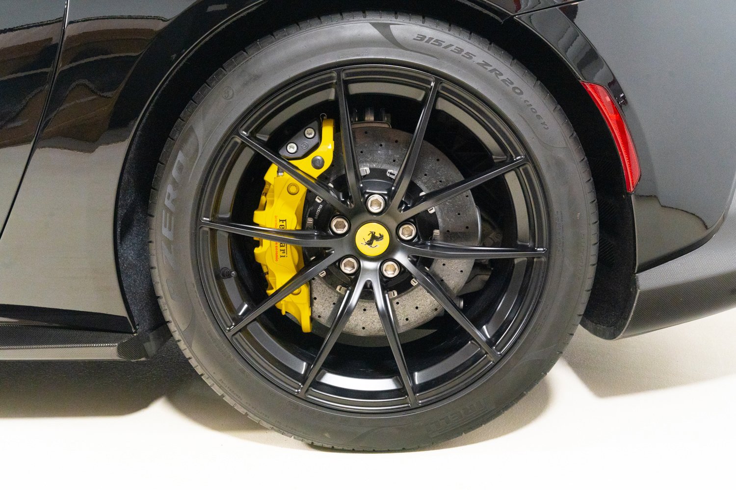 Used 2021 Ferrari 812 GTS image 23