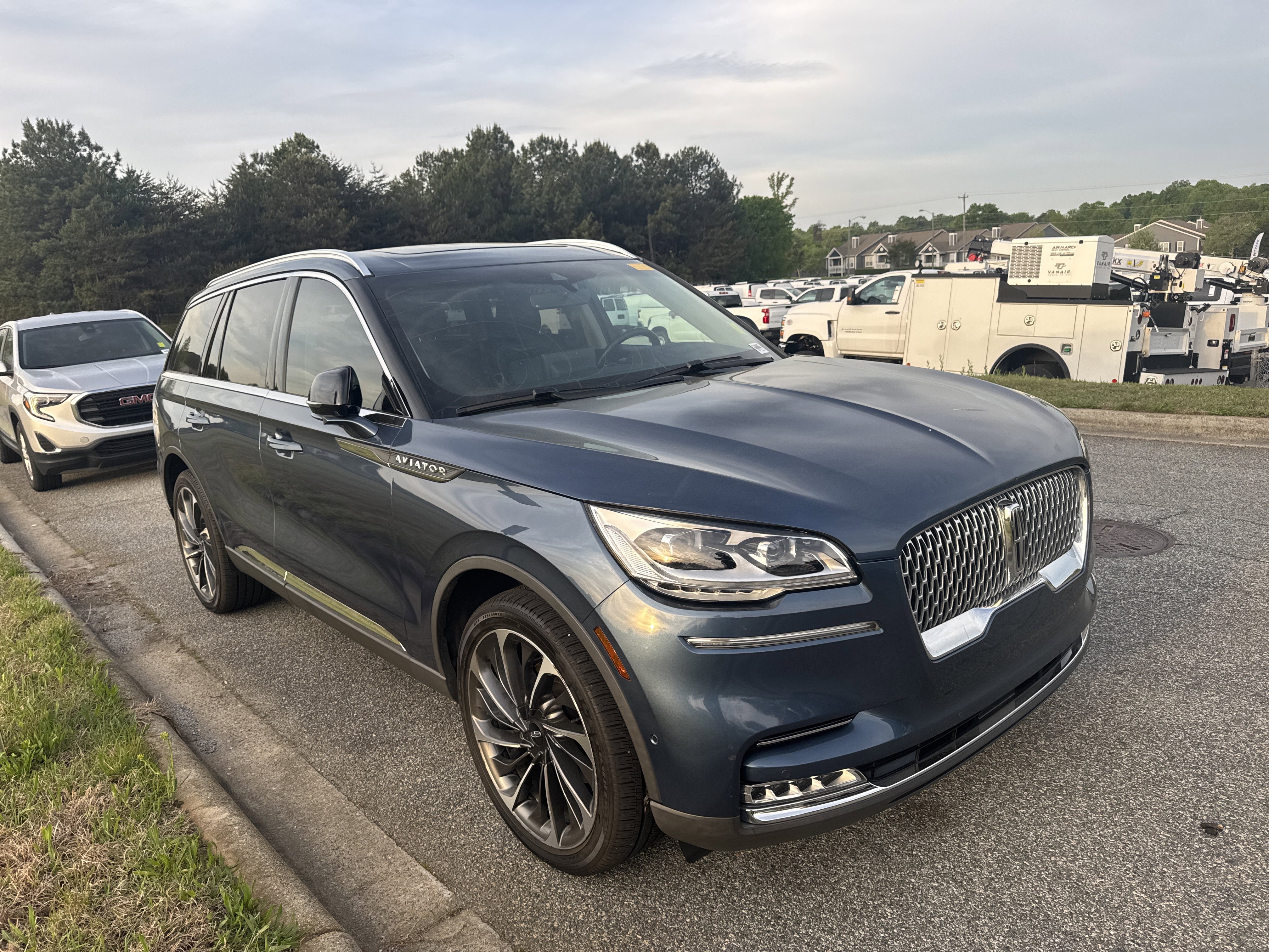 Used 2020 Lincoln Aviator Reserve w/ Equipment Group 202A image 3