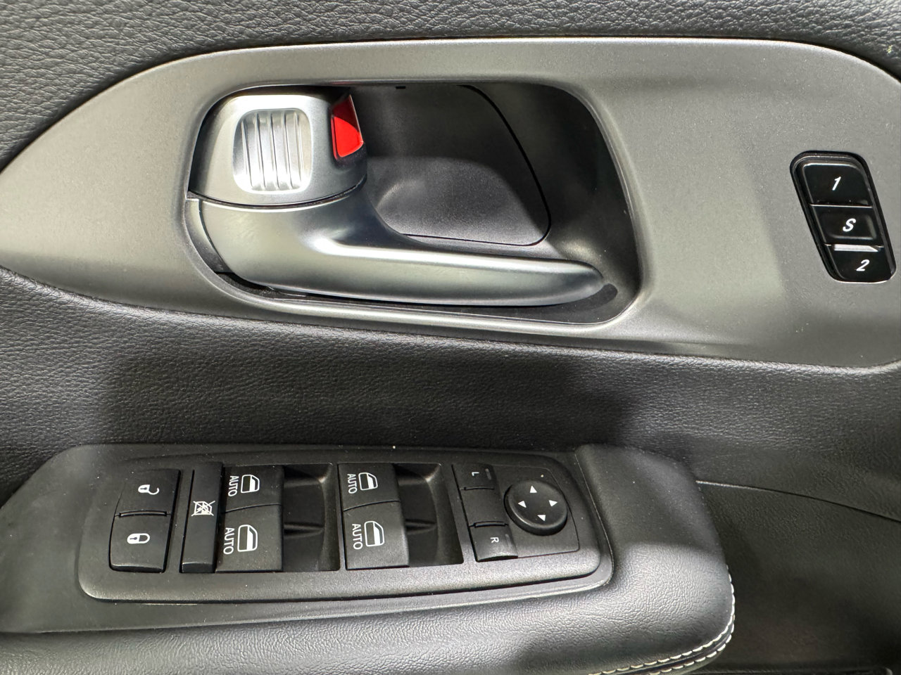 Used 2025 Chrysler Pacifica Select image 12