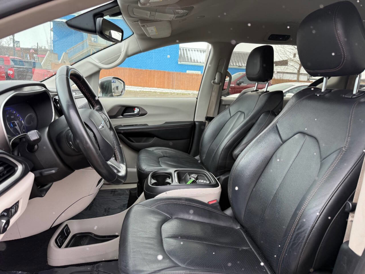Used 2020 Chrysler Pacifica Touring-L FWD image 10