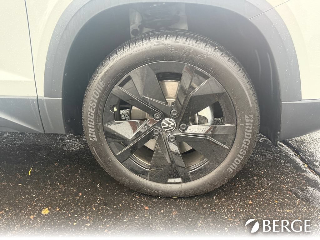 Used 2025 Volkswagen Taos SE FWD image 11
