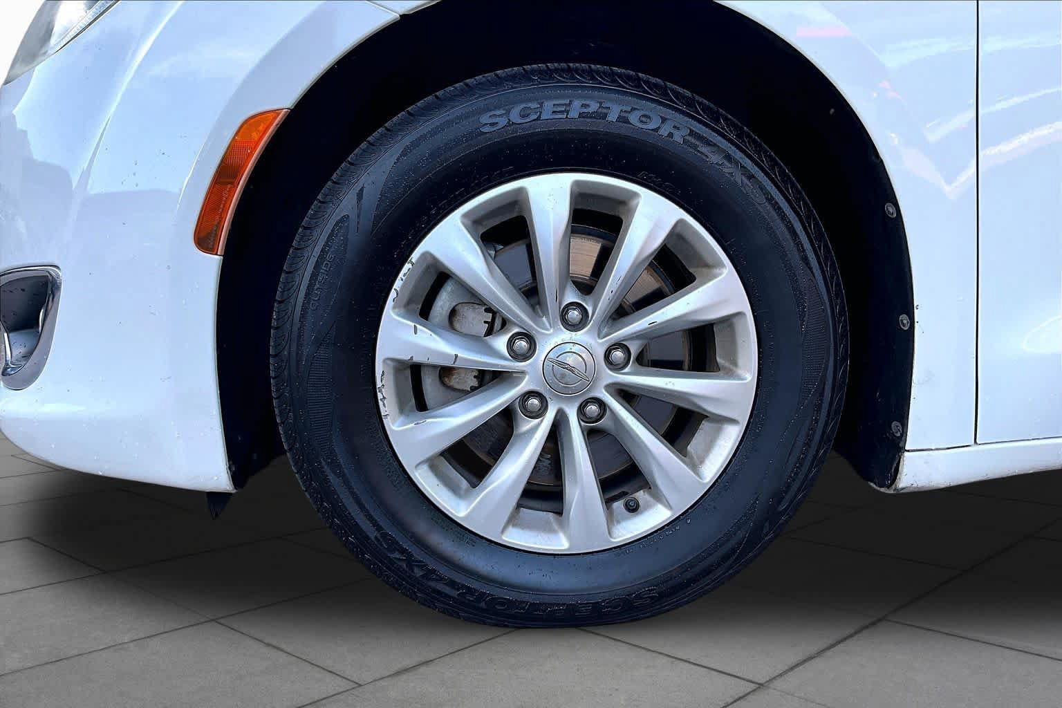 Used 2017 Chrysler Pacifica Touring-L FWD image 11