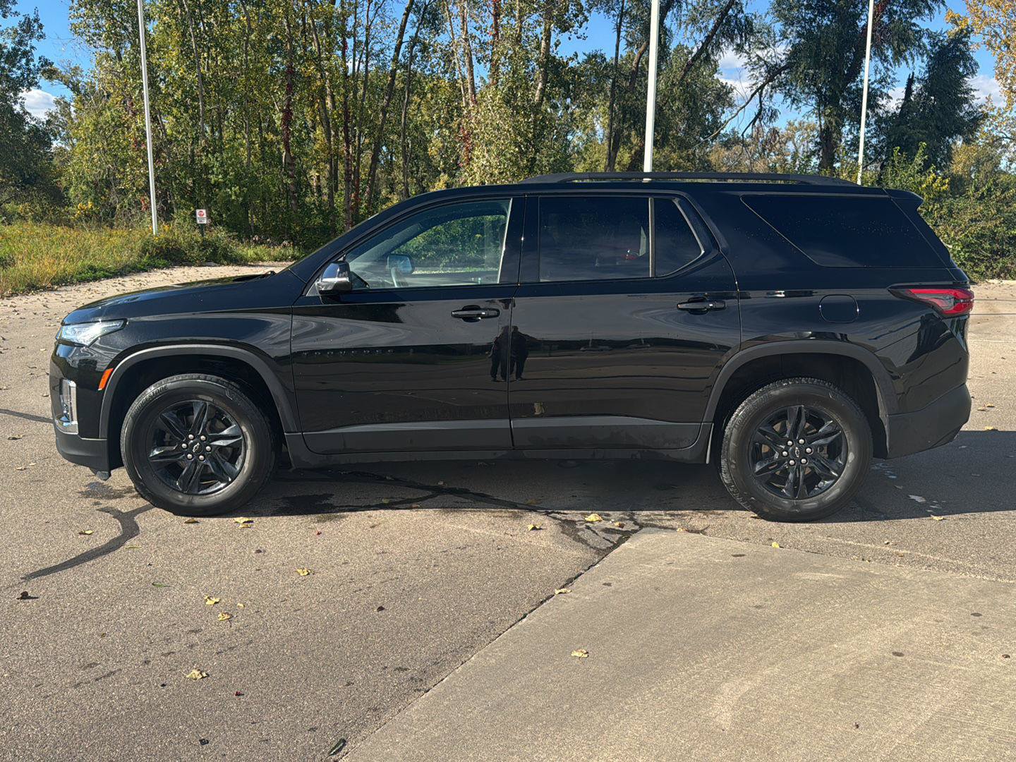 Used 2023 Chevrolet Traverse LS w/ Midnight/Sport Edition AWD/4WD image 2
