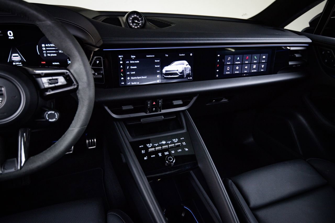 Certified 2025 Porsche Macan Turbo Electric AWD/4WD image 20