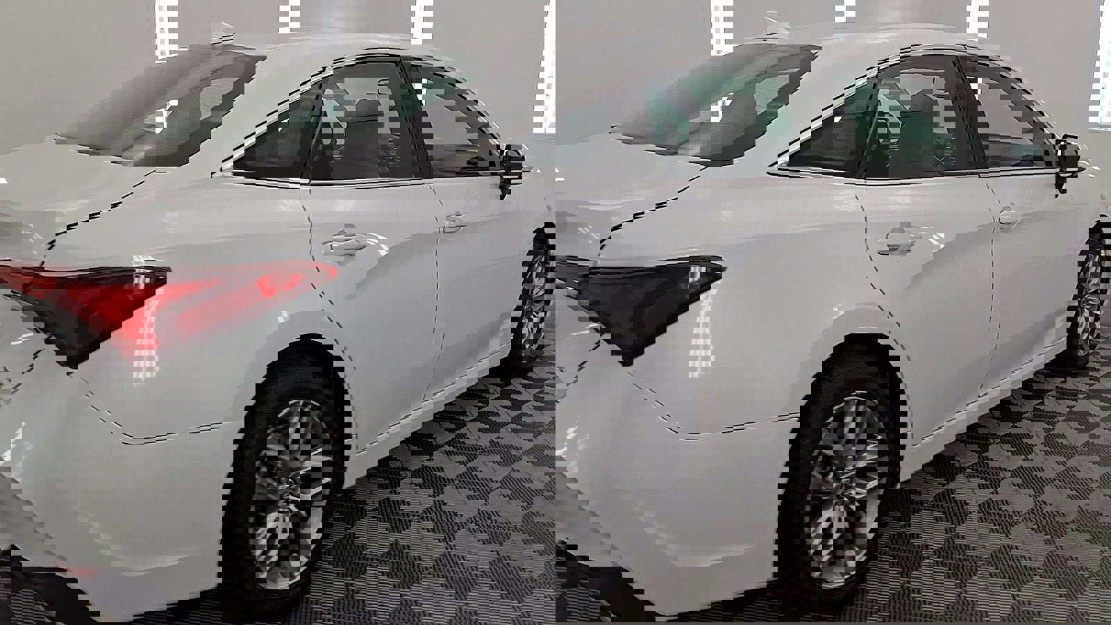 Used 2022 Toyota Avalon XLE w/ Moonroof Package image 4