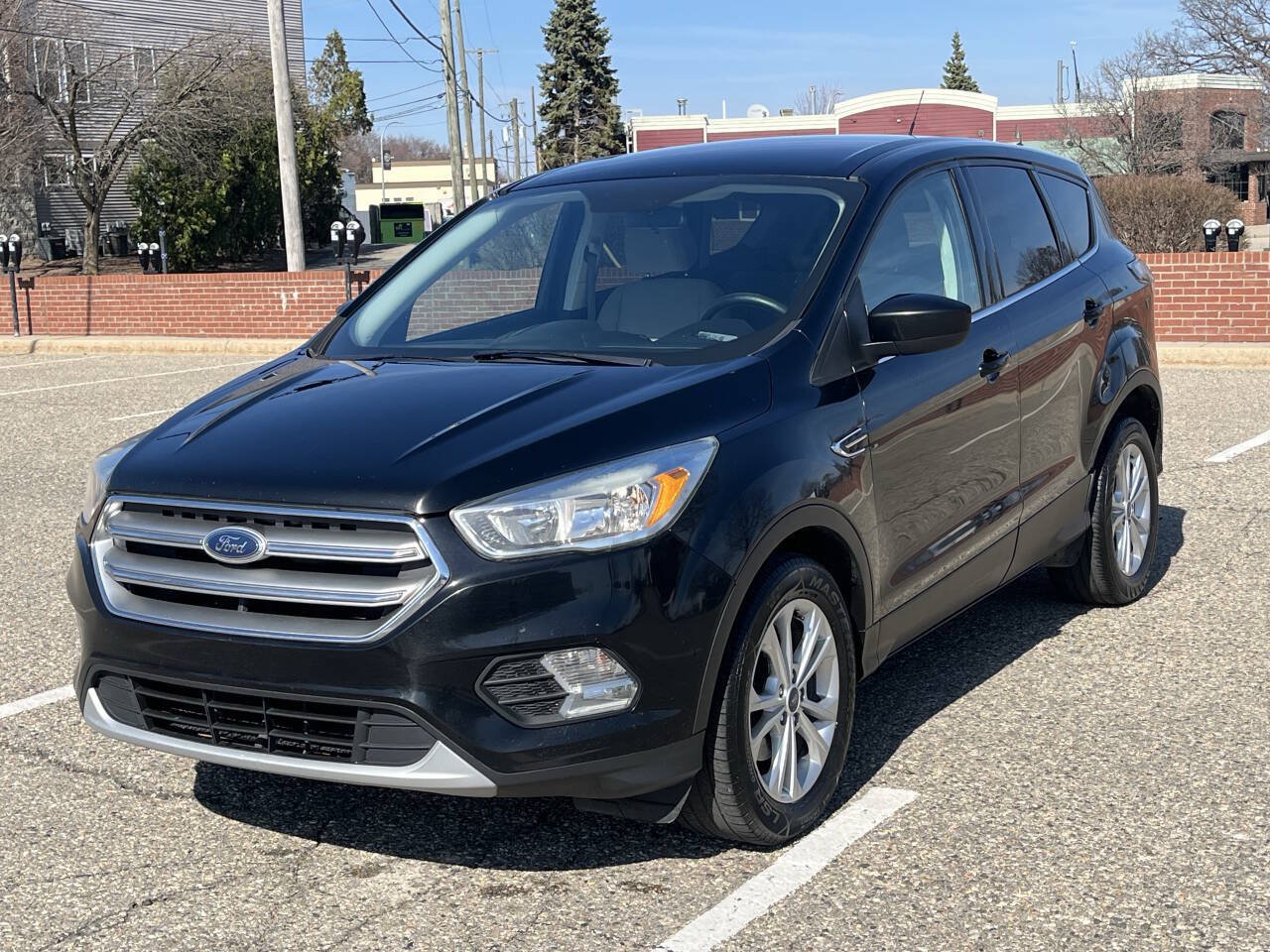 Used 2017 Ford Escape SE FWD image 1