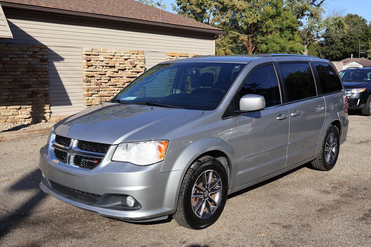 Used 2017 Dodge Grand Caravan SXT FWD image 3