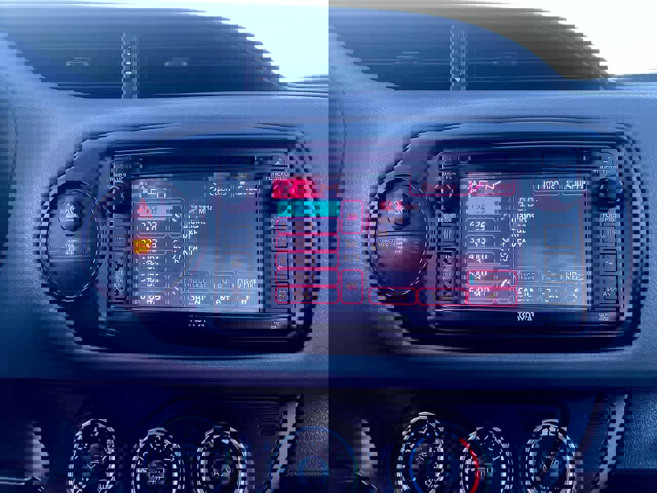 Used 2015 Toyota Yaris L image 17