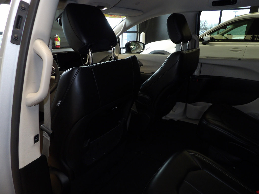 Used 2024 Chrysler Pacifica Touring-L FWD image 20