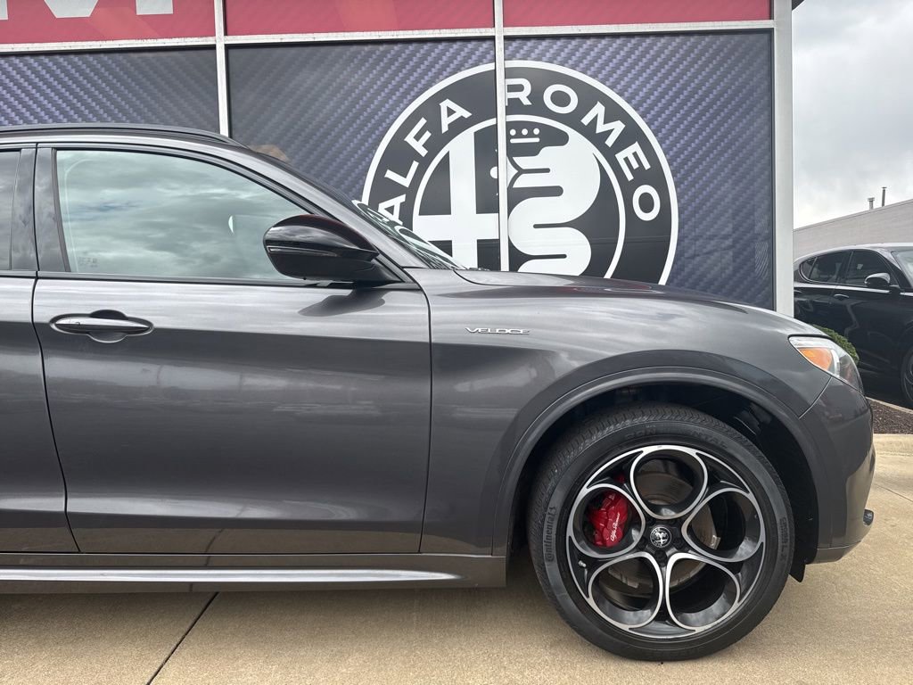 Used 2022 Alfa Romeo Stelvio Veloce image 3