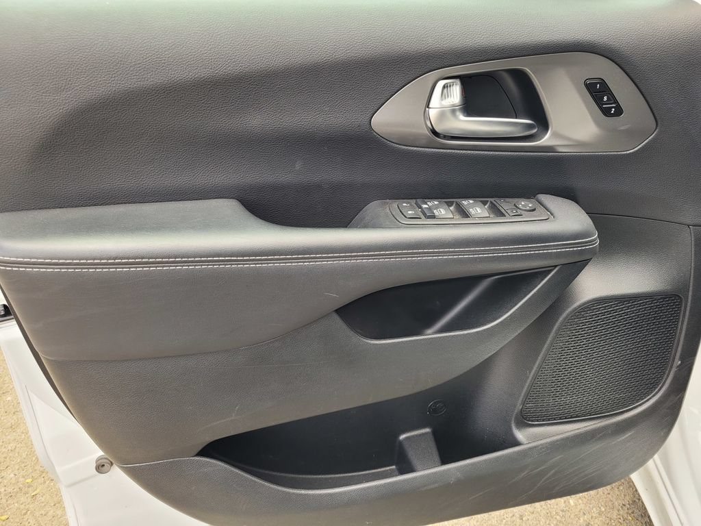 Used 2025 Chrysler Pacifica Select FWD image 15