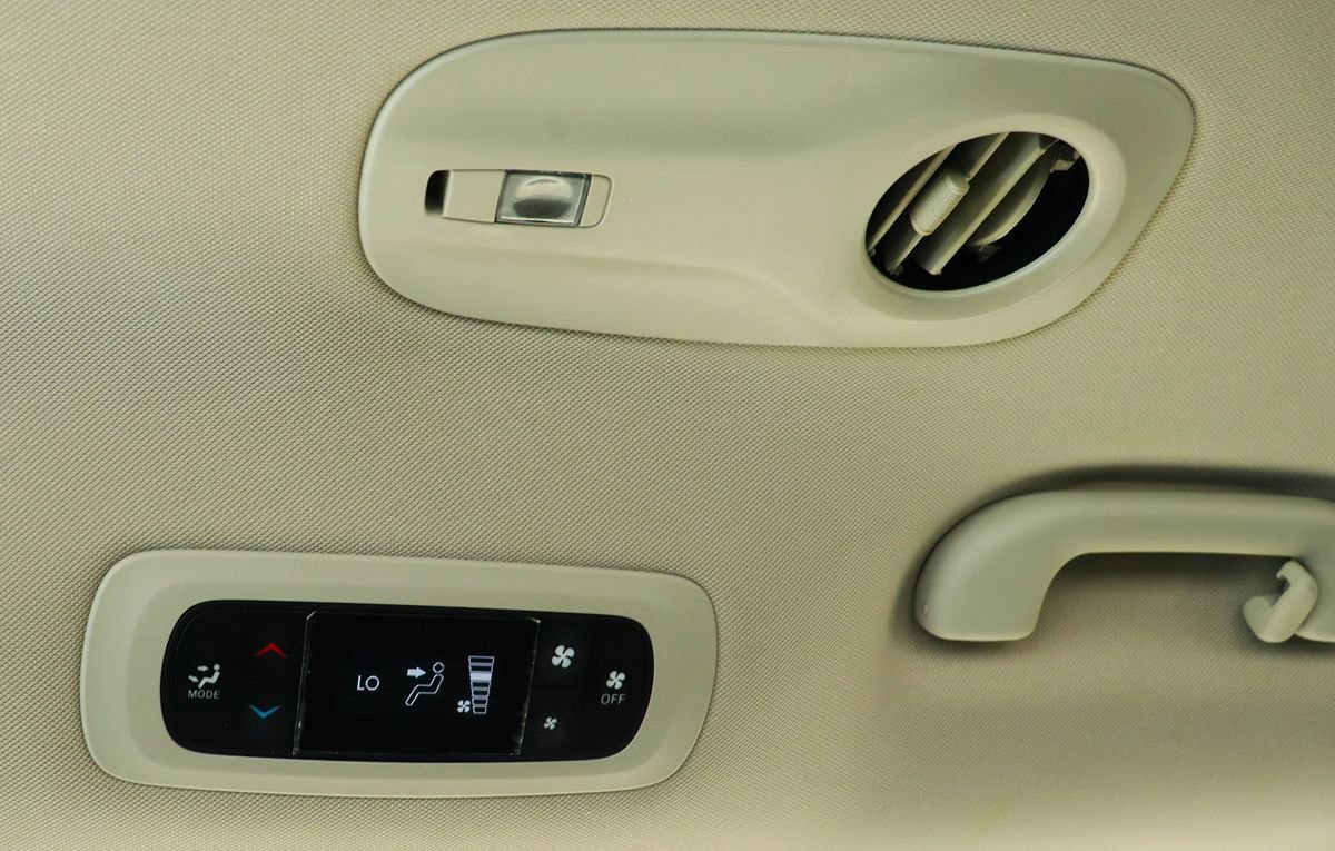 Used 2023 Chrysler Voyager LX FWD image 50