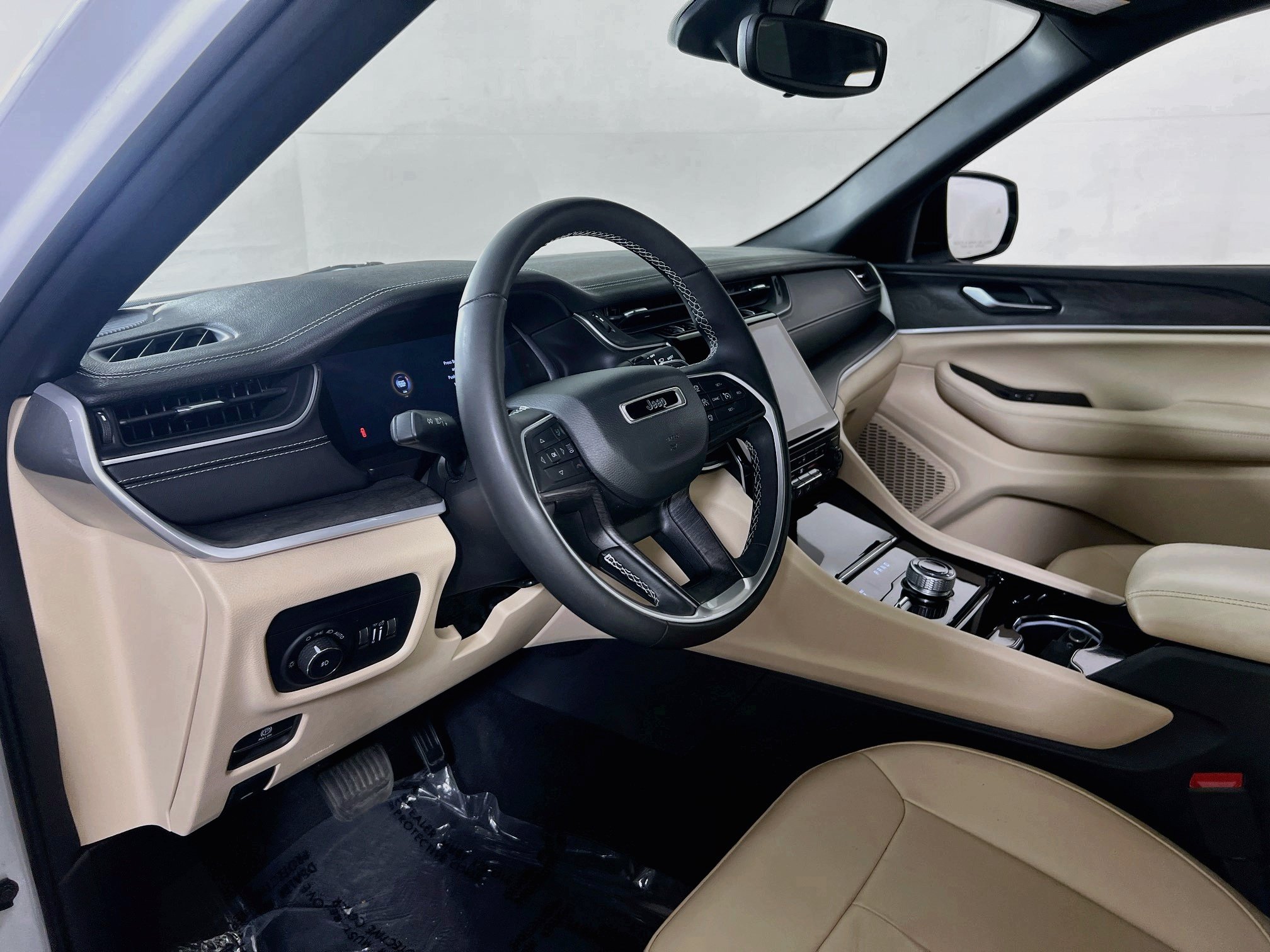 Used 2023 Jeep Grand Cherokee L Limited AWD/4WD image 9