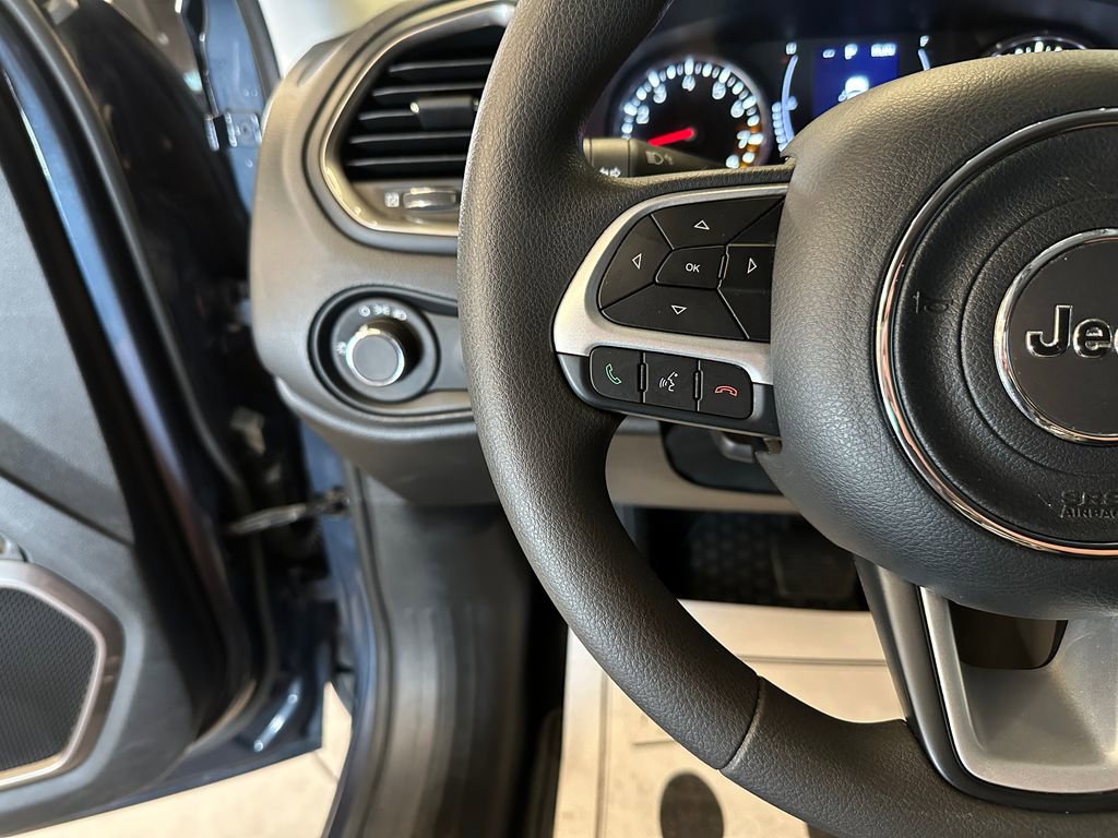 Used 2023 Jeep Renegade Latitude AWD/4WD image 10