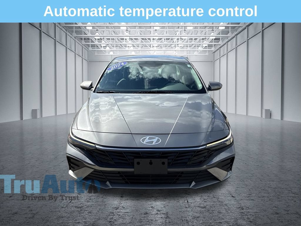 Used 2024 Hyundai Elantra SEL FWD image 2