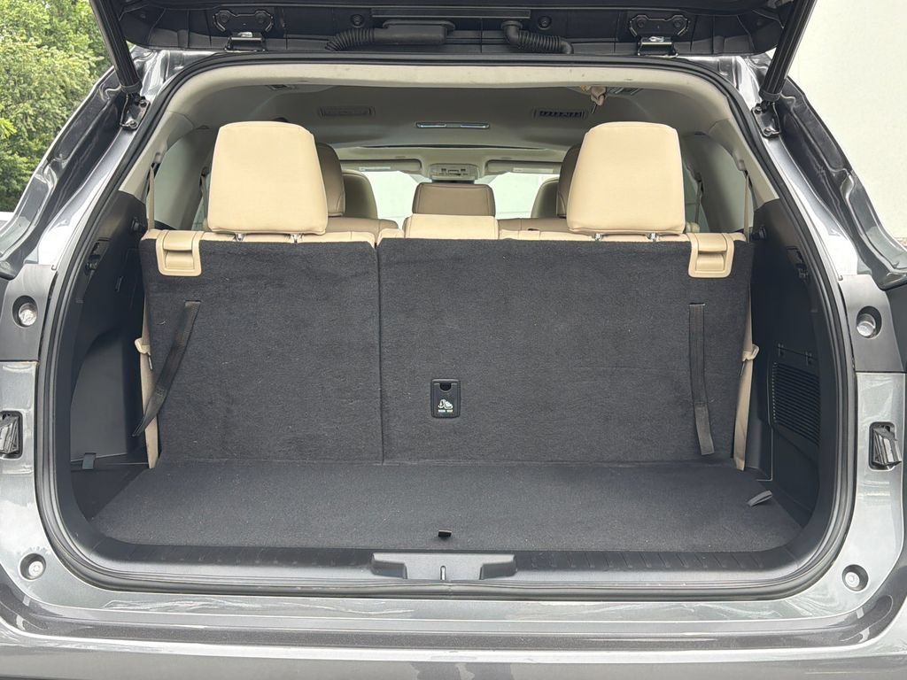 Used 2023 Toyota Highlander XLE AWD/4WD image 6