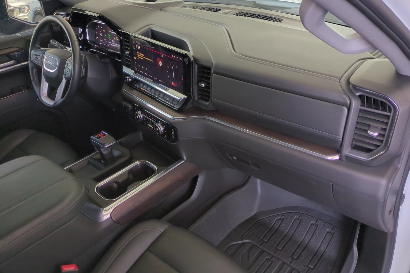 Used 2024 GMC Sierra 1500 SLT w/ SLT Premium Plus Package AWD/4WD image 18