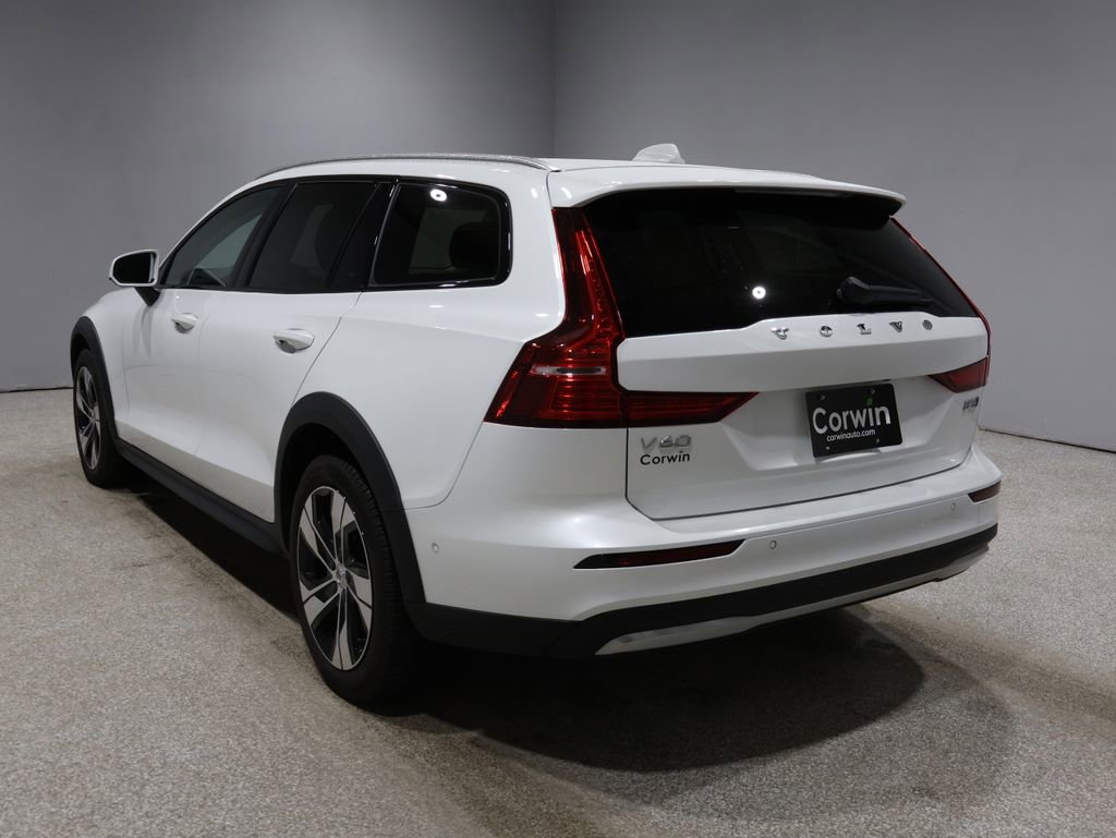 Used 2025 Volvo V60 B5 Cross Country Plus image 5