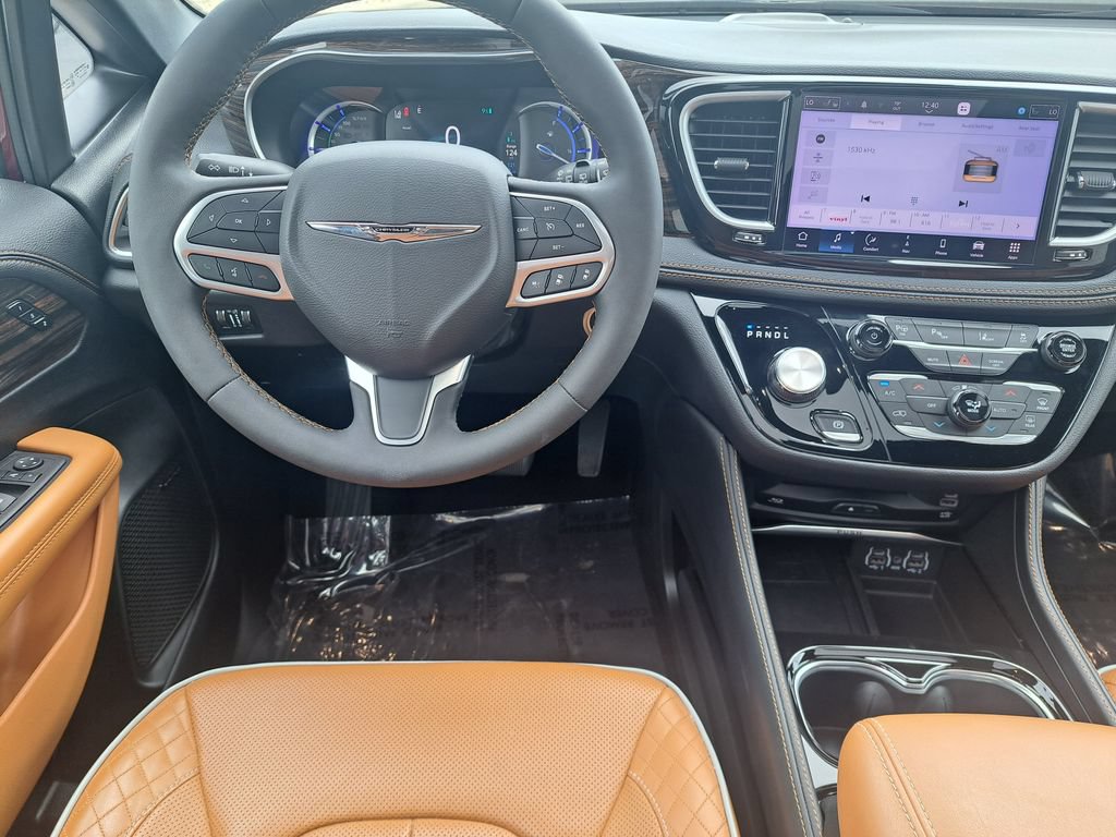 Used 2023 Chrysler Pacifica Pinnacle FWD image 12