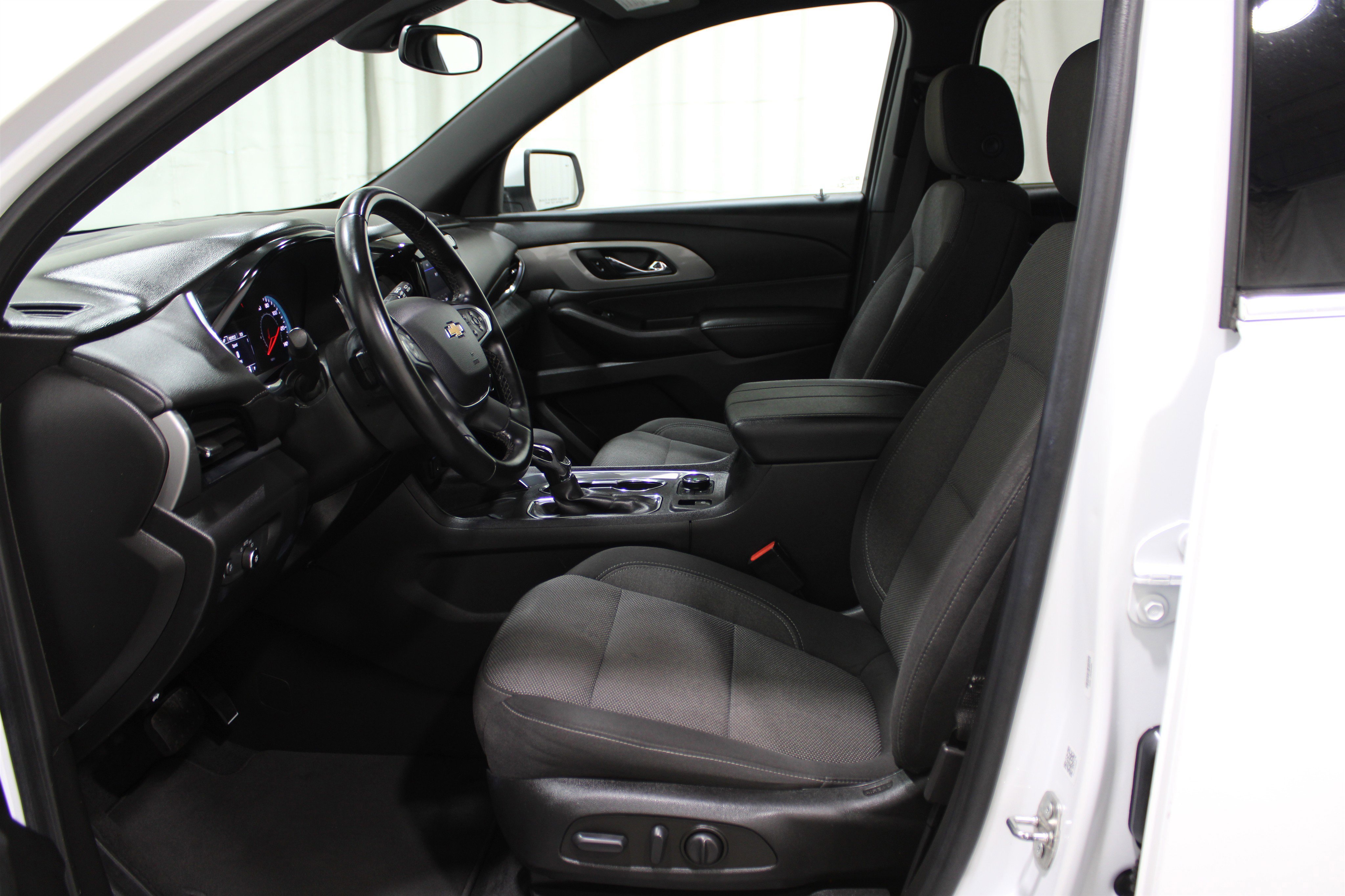 Used 2023 Chevrolet Traverse LT image 3