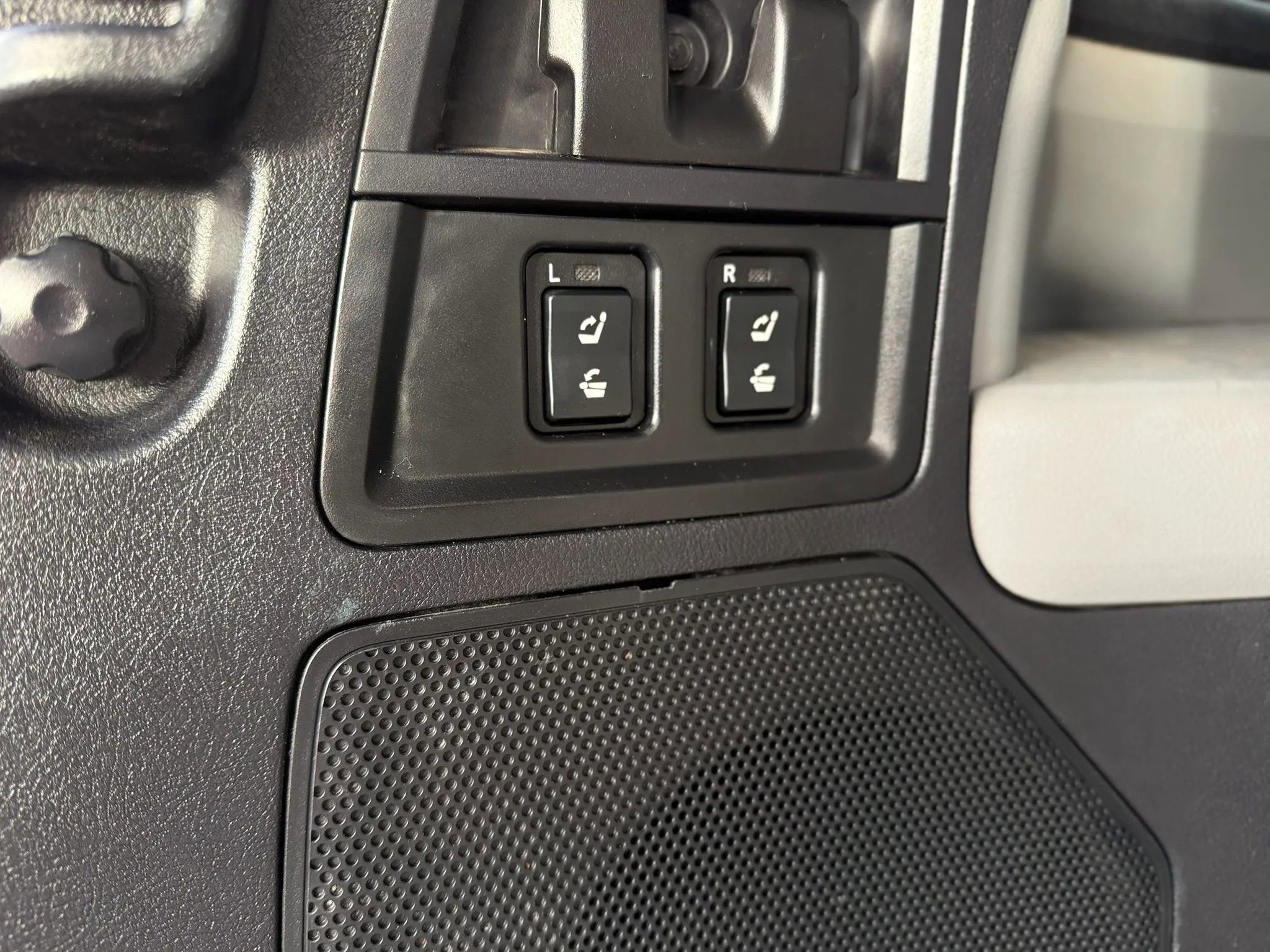 Used 2014 Toyota Sequoia Platinum w/ Preferred Accessory Package AWD/4WD image 26