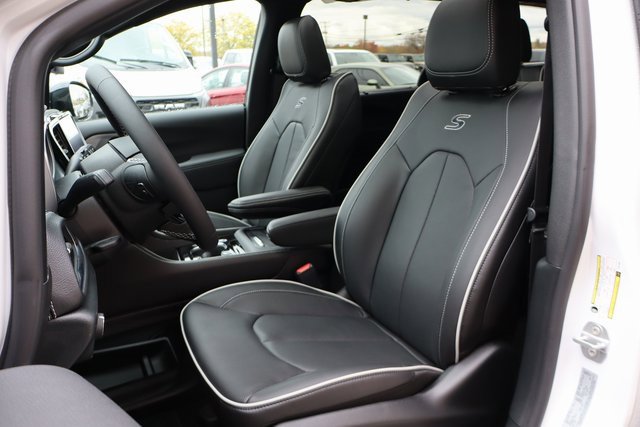New 2026 Chrysler Pacifica Limited w/ S Appearance Package image 10