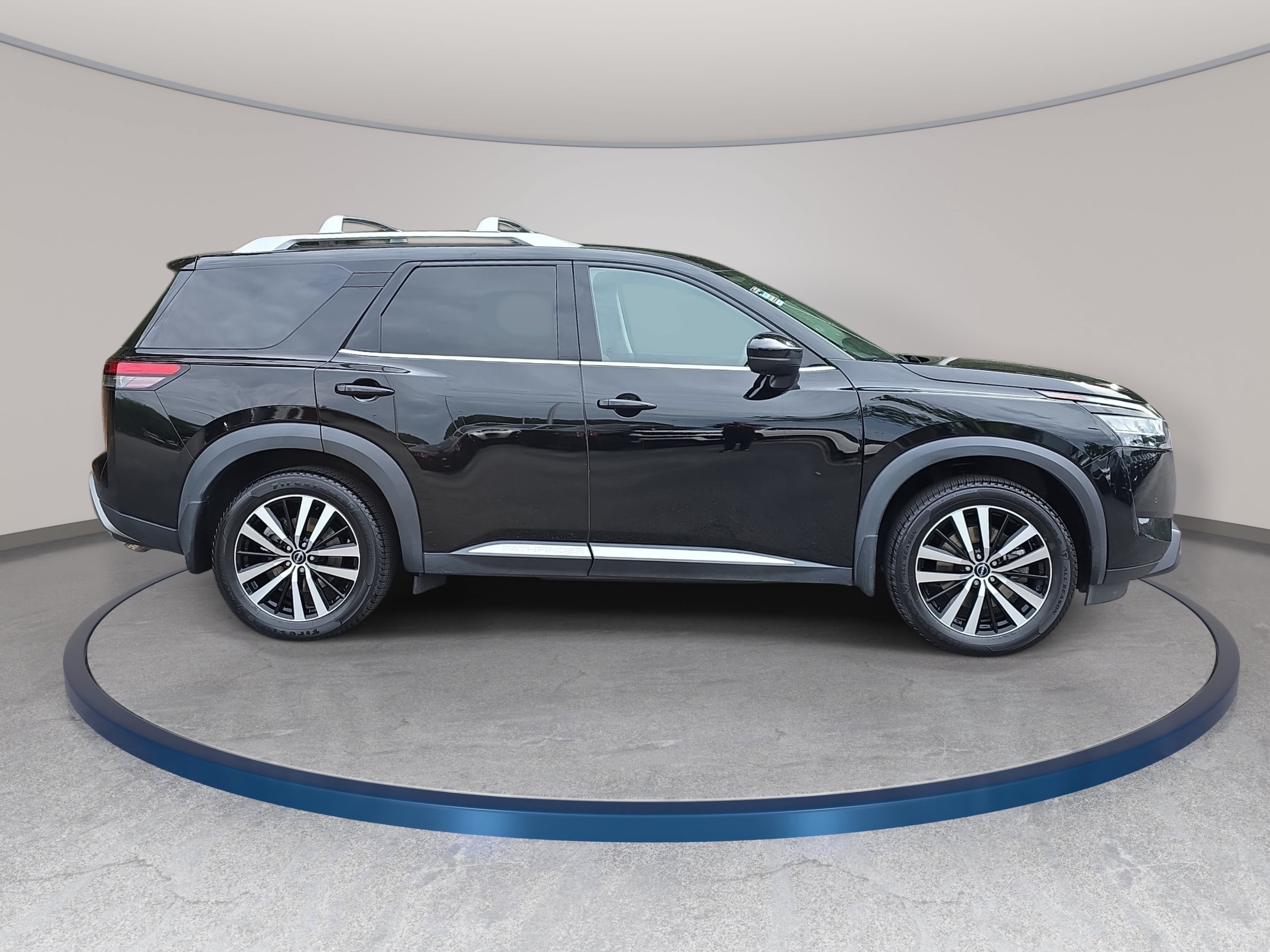 Used 2024 Nissan Pathfinder Platinum w/ Cargo Package AWD/4WD image 4