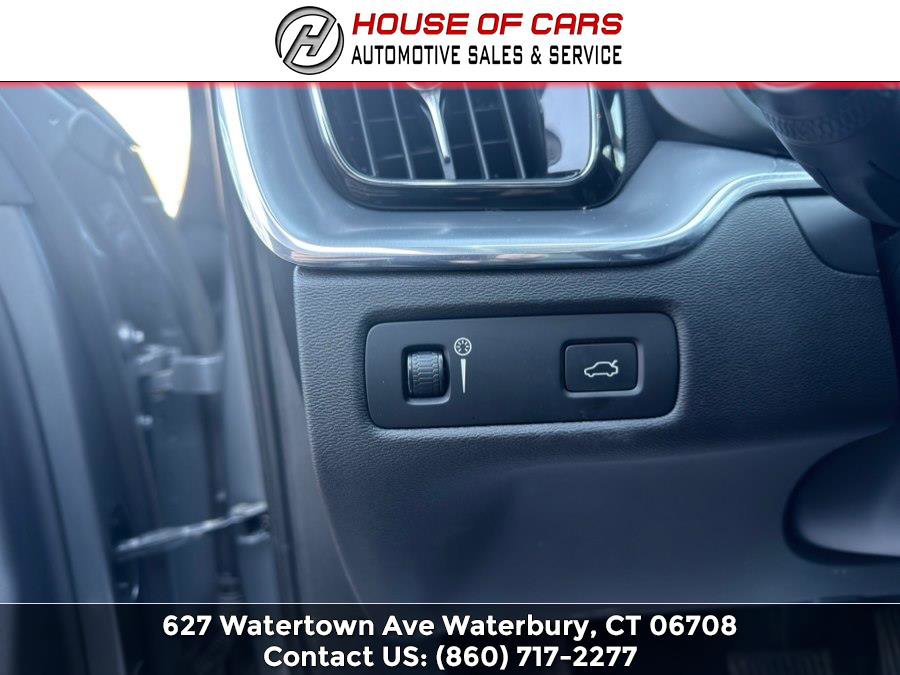 Used 2018 Volvo XC60 T5 Momentum w/ Vision Package image 22