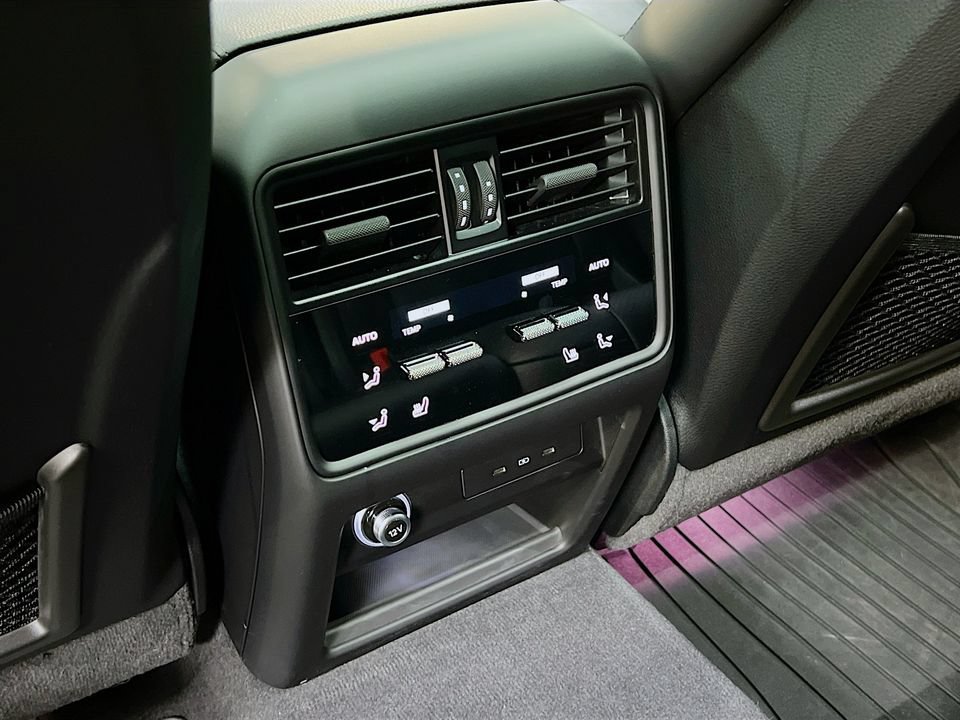 Certified 2025 Porsche Cayenne E-Hybrid Coupe AWD/4WD image 27