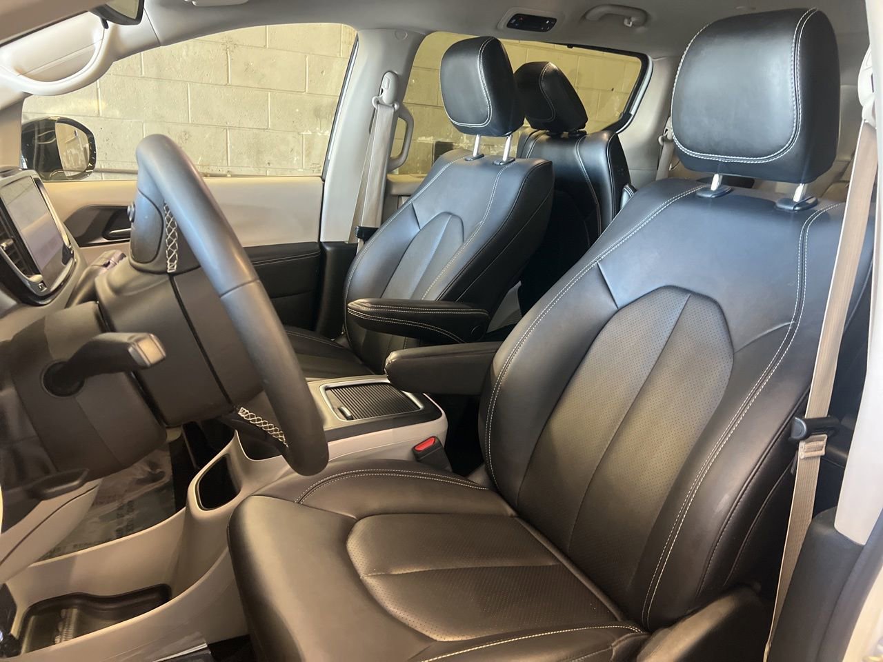 Used 2024 Chrysler Pacifica Touring-L FWD image 16