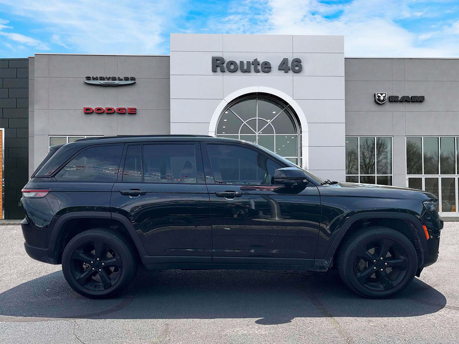 Used 2024 Jeep Grand Cherokee Limited w/ Black Appearance Package AWD/4WD image 6