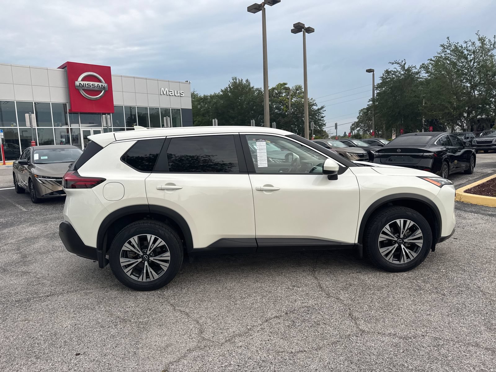 Used 2023 Nissan Rogue SV FWD image 4