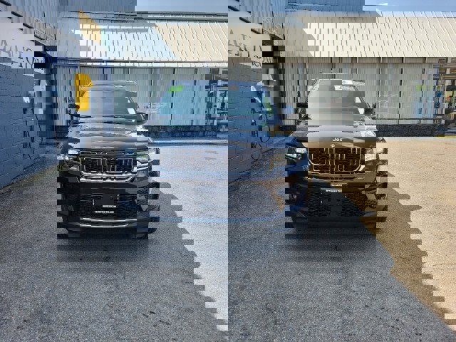 Used 2023 Jeep Grand Cherokee Laredo image 4