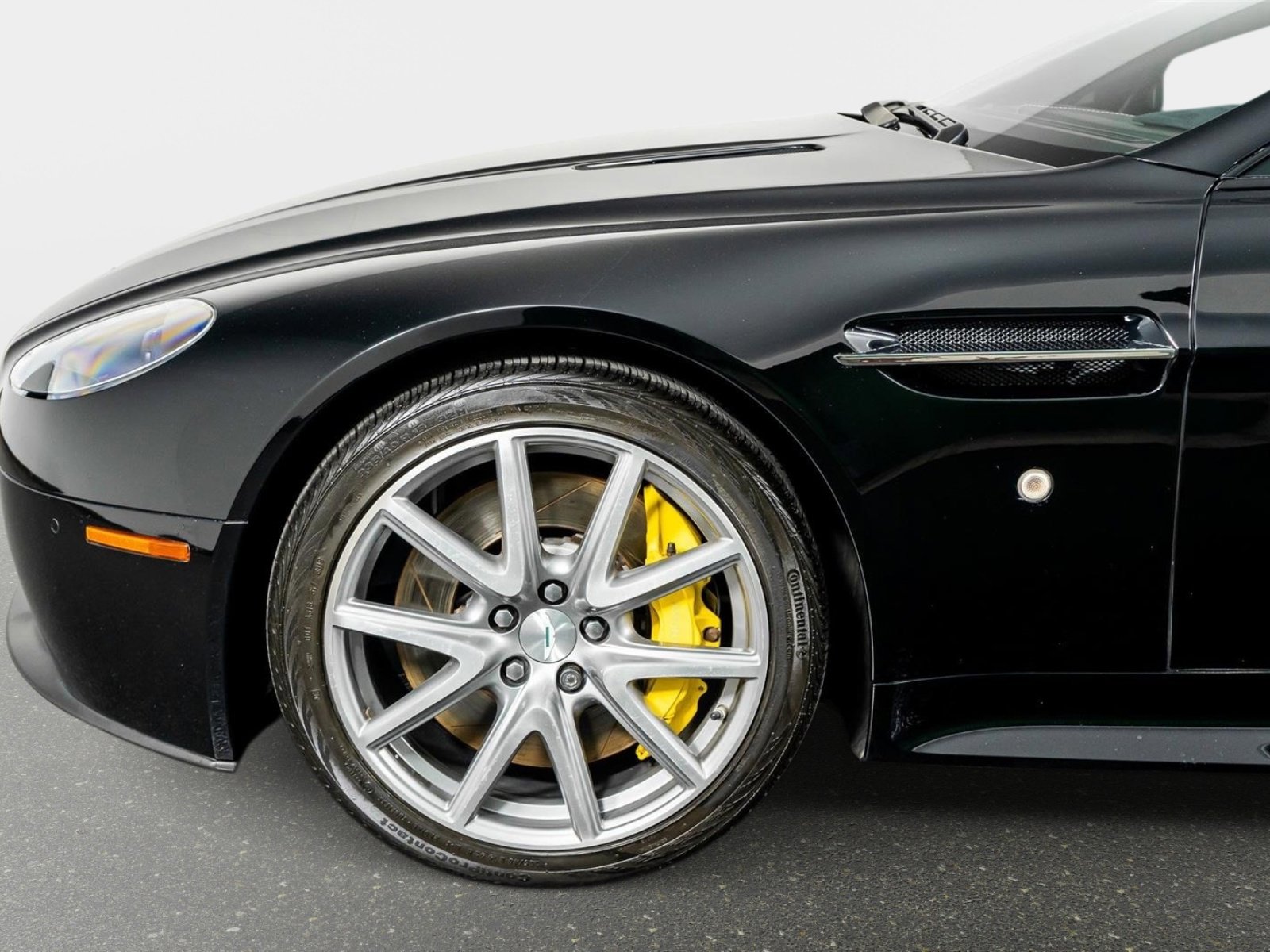 Used 2015 Aston Martin V8 Vantage GT image 18