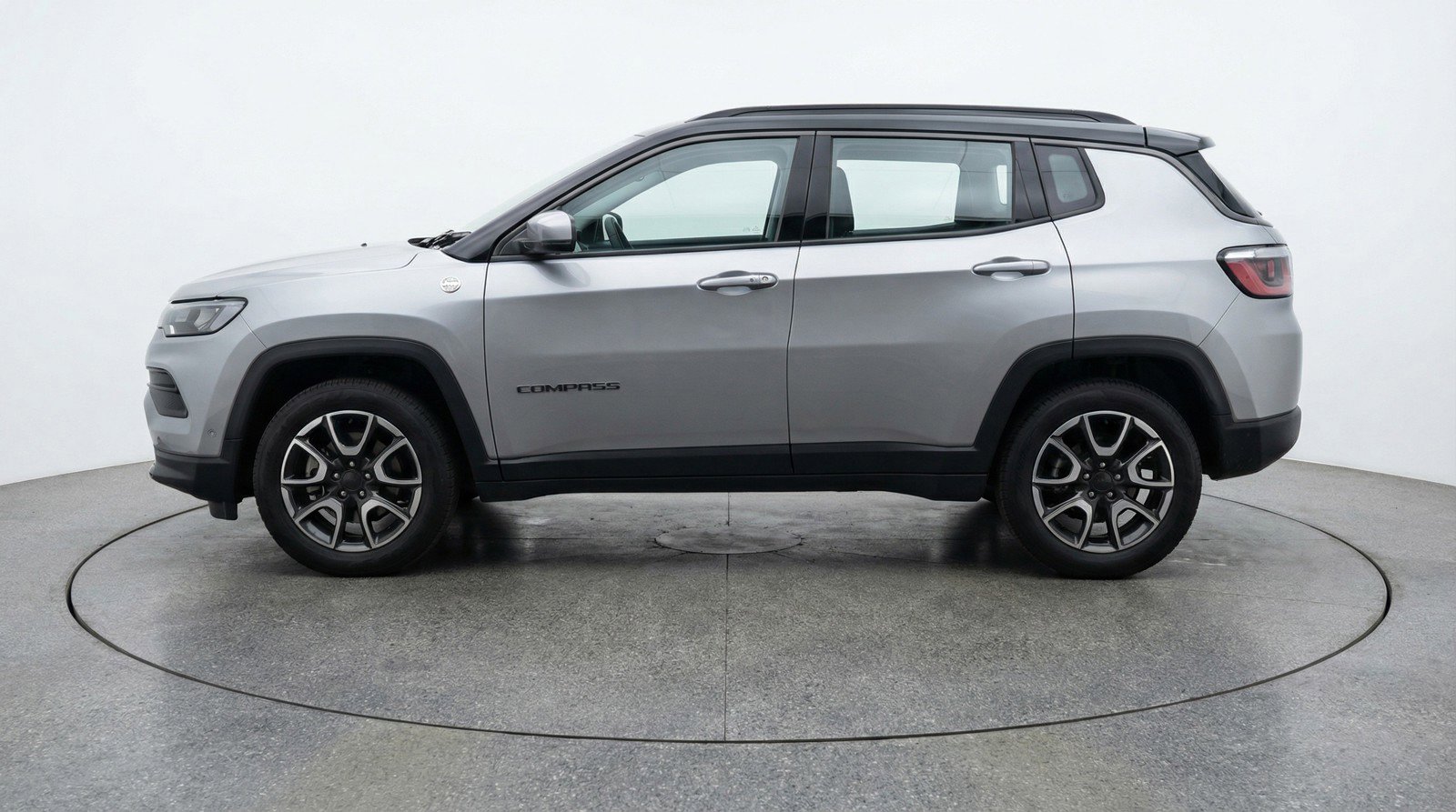 Used 2025 Jeep Compass Trailhawk image 5