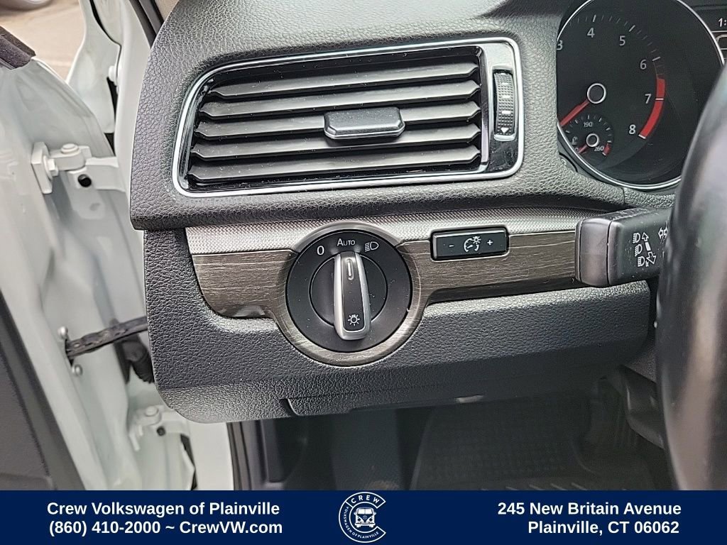 Used 2018 Volkswagen Passat 2.0T SE FWD image 40
