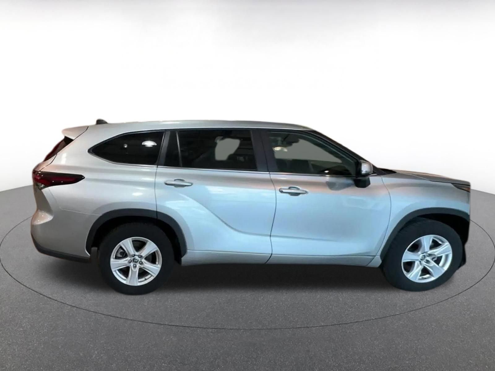Used 2025 Toyota Highlander LE FWD image 16