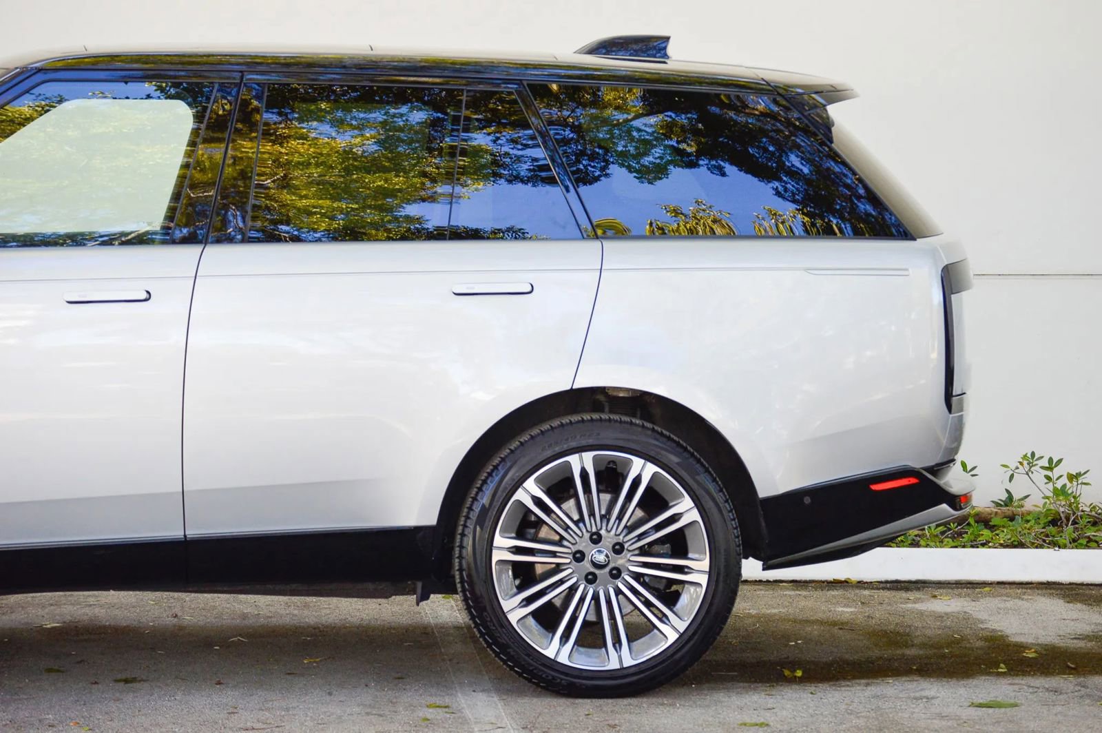 Used 2023 Land Rover Range Rover Autobiography AWD/4WD image 9