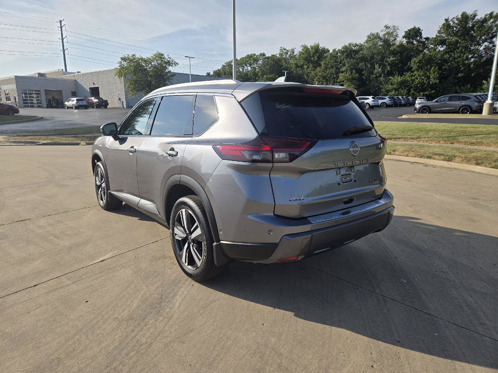 Used 2025 Nissan Rogue SL AWD/4WD image 6