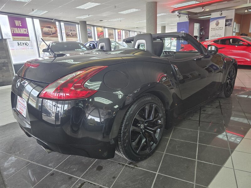 Used 2019 Nissan 370Z Roadster RWD image 4