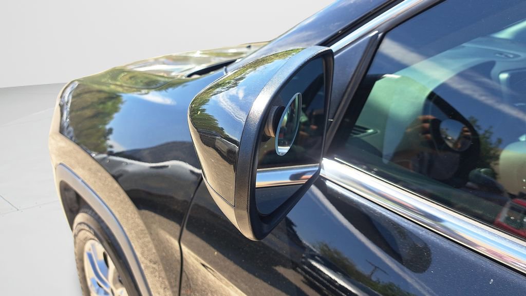 Used 2019 Jeep Cherokee Latitude Plus w/ Comfort/Convenience Group FWD image 11