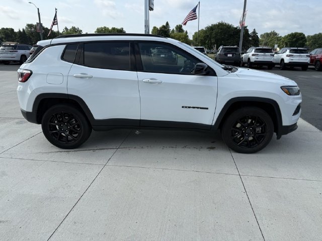 Used 2025 Jeep Compass Latitude w/ Convenience Group AWD/4WD image 9