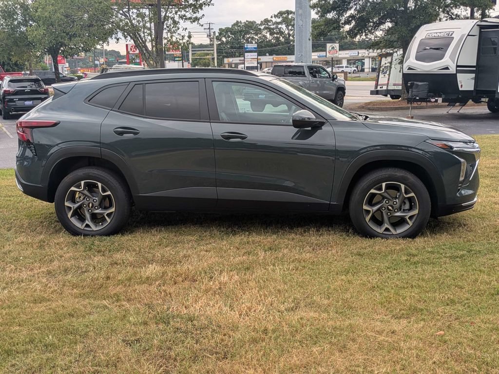 Used 2025 Chevrolet Trax LT FWD image 3