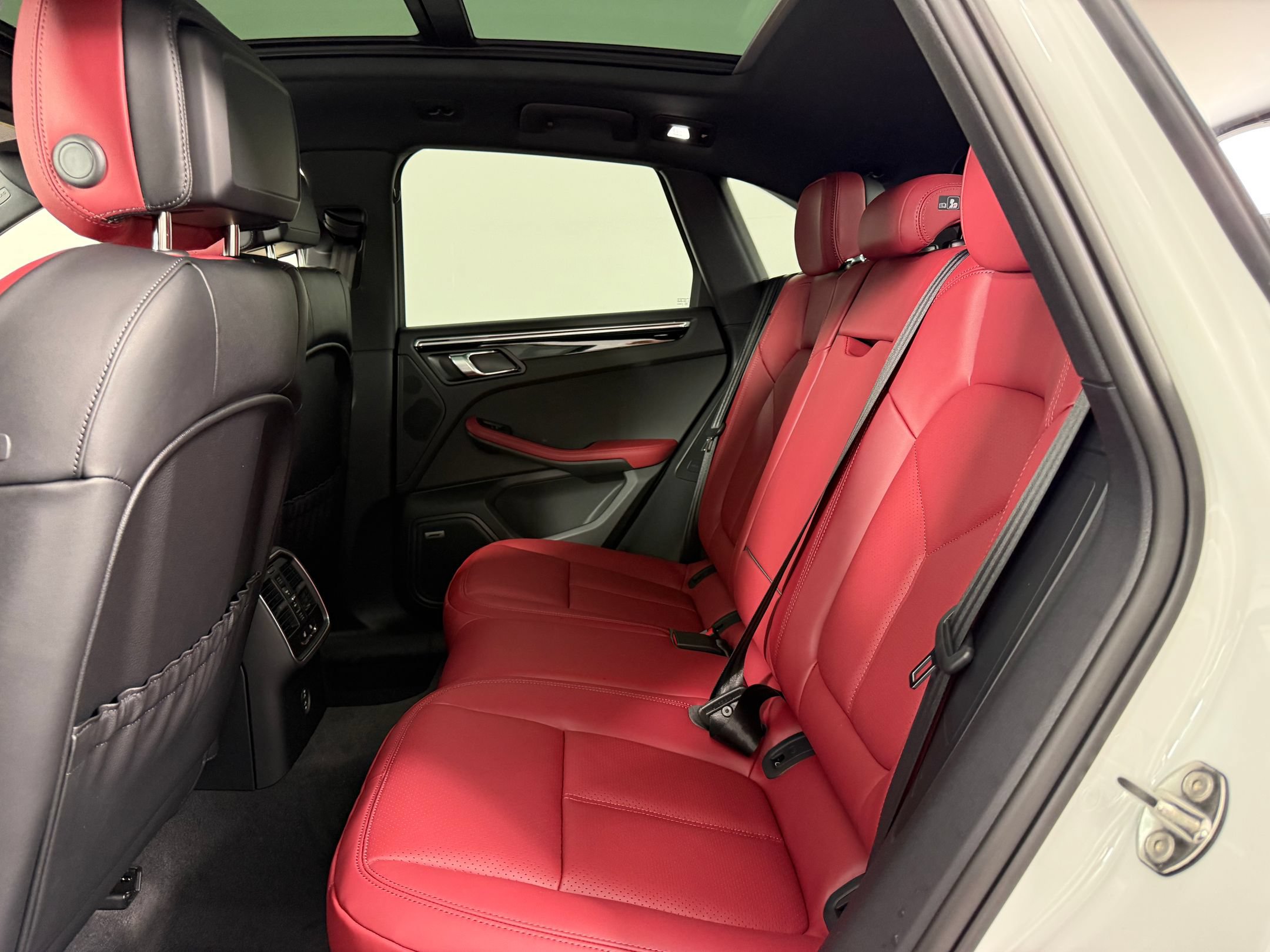 Certified 2026 Porsche Macan AWD/4WD image 18