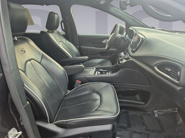 Used 2024 Chrysler Pacifica Premium FWD image 17
