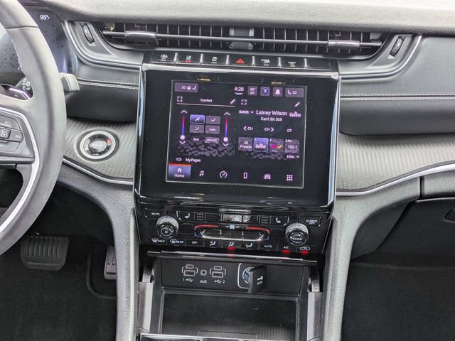 Used 2025 Jeep Grand Cherokee Altitude AWD/4WD image 17