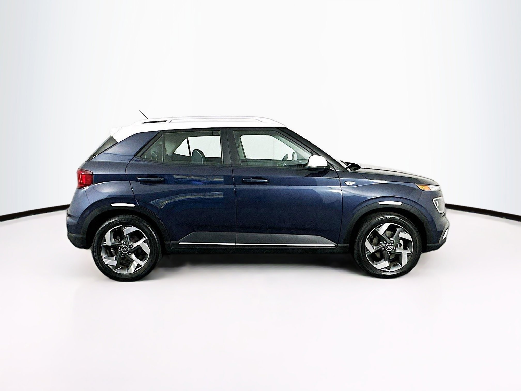 Used 2023 Hyundai Venue Limited w/ Cargo Package image 10